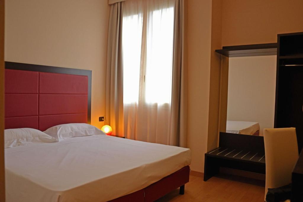 Hotel Motel Galaxy Reggio Emilia Room photo